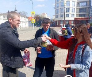 Пасхальное угощение для бездомных и малоимущих Пасхальное угощение для бездомных и малоимущих
