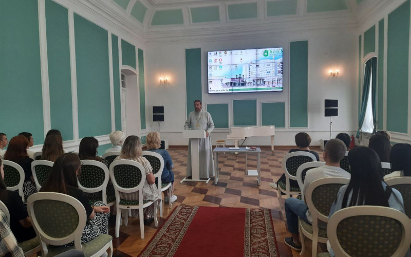 Встреча с первокурсниками настоятеля университетского храма в честь Архангела Гавриила