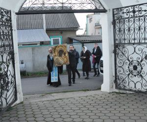 Крестный объезд с чудотворной иконой Казанской Божией Матери:  в Старом Осколе протянули духовный поясок Пресвятой Богородицы