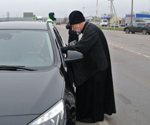 В Новом Осколе духовенство и сотрудники ГИБДД почтили память жертв ДТП