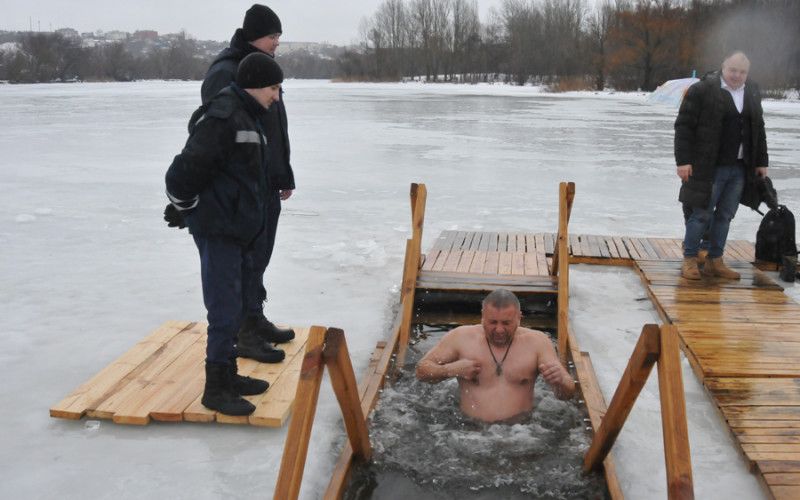 Старооскольцы окунулись в Крещенские купели