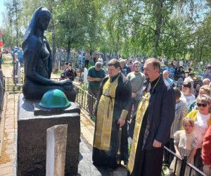 В неделю жен-мироносиц священнослужители совершили заупокойную литию на братской могиле