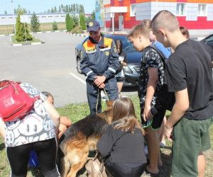 В гостях у спасателей: воспитанники летнего лагеря побывали на экскурсии в поисково-спасательной службе области