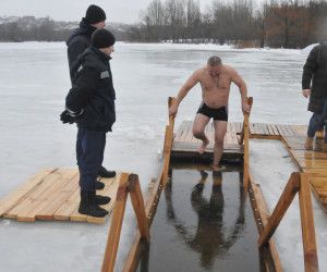 Старооскольцы окунулись в Крещенские купели