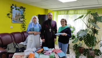Первоклассники православной гимназии Белгорода дарят Пасхальные подарки больным