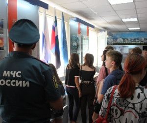 В гостях у спасателей: воспитанники летнего лагеря побывали на экскурсии в поисково-спасательной службе области