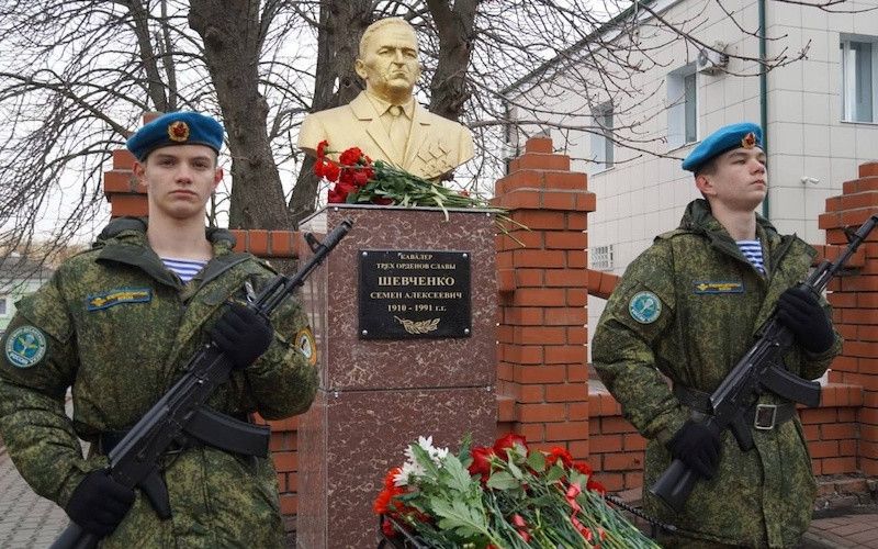Памятник герою открыли в Новом Осколе