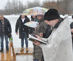 Старооскольцы окунулись в Крещенские купели