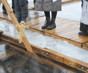 Старооскольцы окунулись в Крещенские купели