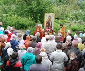 Душесогревающий молебен в домике владыки Онуфрия в холодный день, в начале лета
