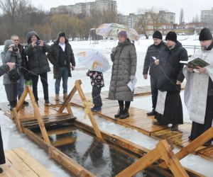 Старооскольцы окунулись в Крещенские купели