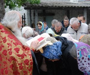 Душесогревающий молебен в домике владыки Онуфрия в холодный день, в начале лета