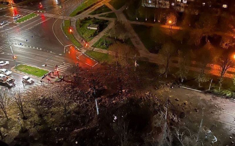 Летели снаряды на город вечерний, окутанный в отдых и сны…