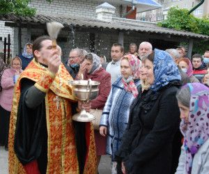 Душесогревающий молебен в домике владыки Онуфрия в холодный день, в начале лета