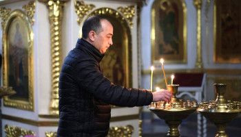 Владимир Жданов посетил старооскольский храм Рождества Христова