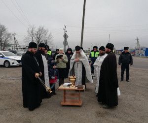 В Новом Осколе духовенство и сотрудники ГИБДД почтили память жертв ДТП