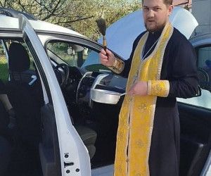 Клирик Успенского храма поселка Чернянка поздравил воспитанников центра "Семья"