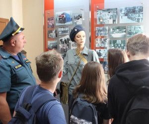 В гостях у спасателей: воспитанники летнего лагеря побывали на экскурсии в поисково-спасательной службе области