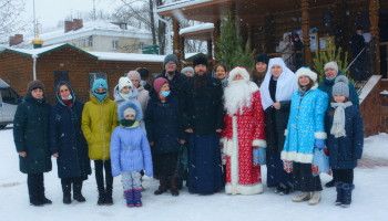 Активисты поздравили многодетные и малообеспеченные семьи с грядущим Рождеством Христовым