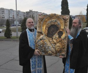 В Старом Осколе прошёл традиционный крестный объезд с чудотворной иконой Казанской Божией Матери