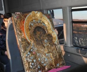 Крестный объезд с чудотворной иконой Казанской Божией Матери:  в Старом Осколе протянули духовный поясок Пресвятой Богородицы