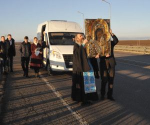 Крестный объезд с чудотворной иконой Казанской Божией Матери:  в Старом Осколе протянули духовный поясок Пресвятой Богородицы