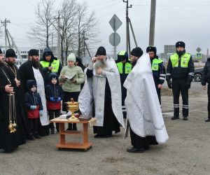 В Новом Осколе духовенство и сотрудники ГИБДД почтили память жертв ДТП