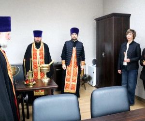 Новооскольское духовенство доставило частицу благодатного огня в учреждения города