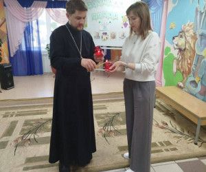 Клирик Успенского храма поселка Чернянка поздравил воспитанников центра "Семья"