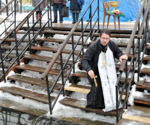 Старооскольцы окунулись в Крещенские купели