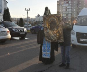 Крестный объезд с чудотворной иконой Казанской Божией Матери:  в Старом Осколе протянули духовный поясок Пресвятой Богородицы