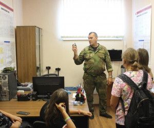 В гостях у спасателей: воспитанники летнего лагеря побывали на экскурсии в поисково-спасательной службе области