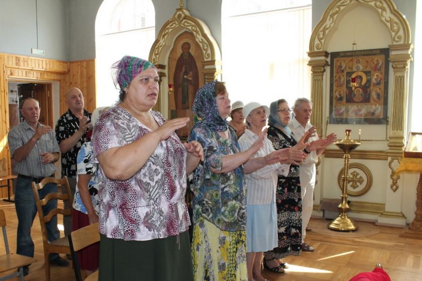 Члены общины глухих регулярно приходят на богослужения в храм Белгородской семинарии