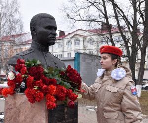 Памятник герою открыли в Новом Осколе