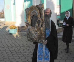 Крестный объезд с чудотворной иконой Казанской Божией Матери:  в Старом Осколе протянули духовный поясок Пресвятой Богородицы