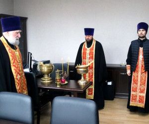 Новооскольское духовенство доставило частицу благодатного огня в учреждения города
