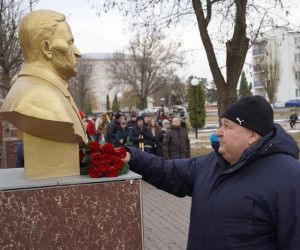 Памятник герою открыли в Новом Осколе