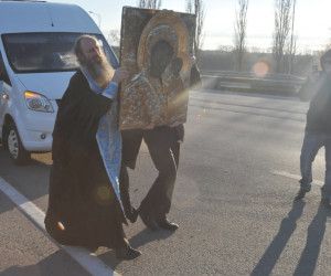 Крестный объезд с чудотворной иконой Казанской Божией Матери:  в Старом Осколе протянули духовный поясок Пресвятой Богородицы
