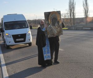 Крестный объезд с чудотворной иконой Казанской Божией Матери:  в Старом Осколе протянули духовный поясок Пресвятой Богородицы