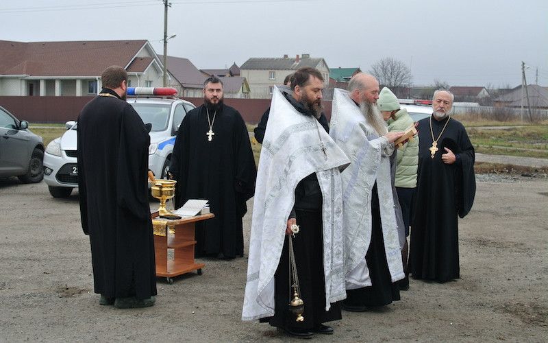 В Новом Осколе духовенство и сотрудники ГИБДД почтили память жертв ДТП