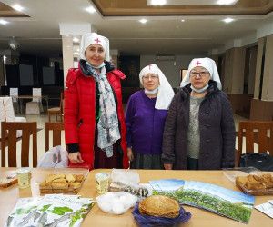 Сестры Марфо-Мариинского сестричества милосердия навестили беженцев с ДНР и ЛНР в гостинице «АМАКС»