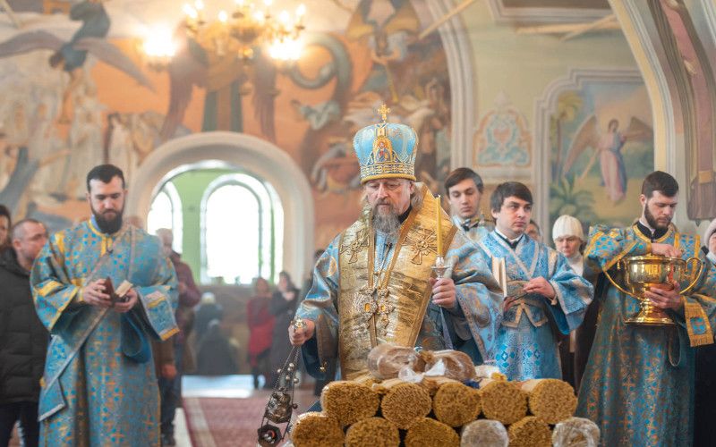 "Утробу Девичу освятивый рождеством Твоим, и руце Симеоне благословивый..."