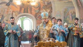 "Утробу Девичу освятивый рождеством Твоим, и руце Симеоне благословивый..."