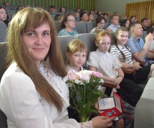 Святость родительского труда. В Старом Осколе торжественно вручили знак «Материнская слава»