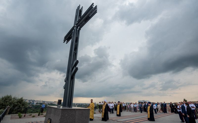 В канун годовщины освобождения Белгорода на Белой горе освятили Крест-памятник