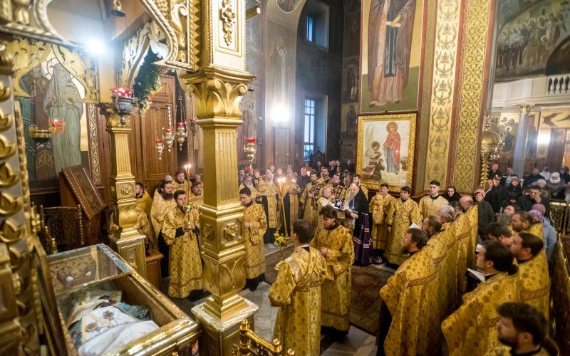 "Ибо телом ты почиваешь в нетлении, духом же Престолу Божию предстоишь и чудеса удивительно источаешь..."