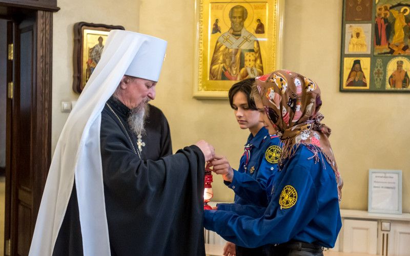 В Белгород доставили огонь от неугасимой лампады из Вифлеема