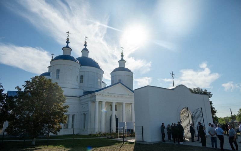 Хлеб насущный и хлеб духовный: в Корочанском районе открыли Успенский храм, возрождённый попечителями-аграриями