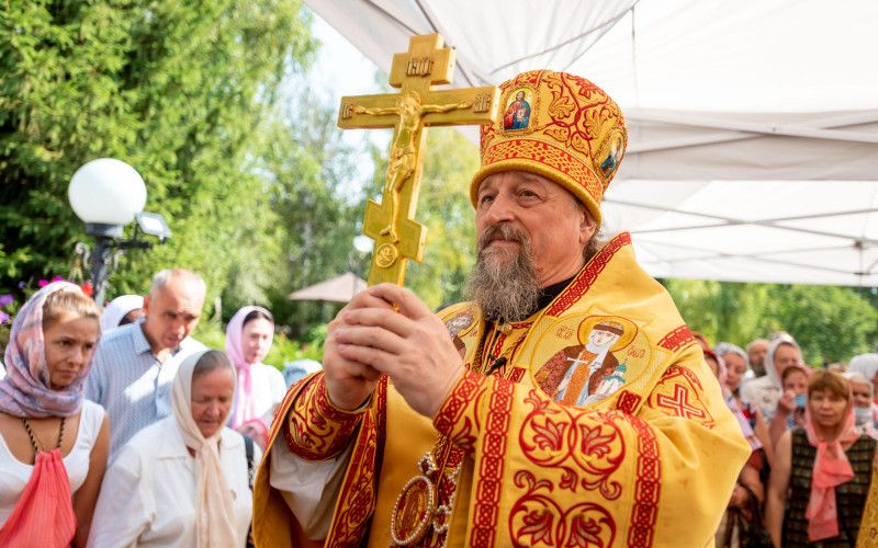 "Яко начальнику Крещения и кореню веры Божественныя, идолов разрушителю..."