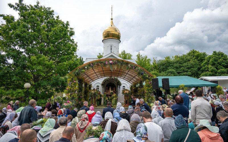 Митрополит Иоанн возглавил престольные торжества в Свято-Троицком Холковском монастыре в день Пятидесятницы